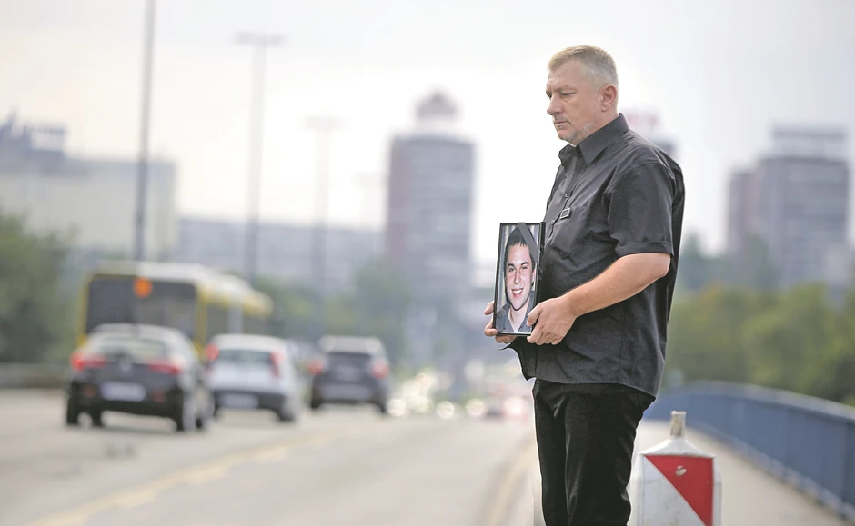 "Šta se desilo sa 'kantrimenom'?
Šta je istina?
Ako ga puste i ako se kaje, neka ode na grob mog Luke i neka zapali sveću", kaže Bojan Jovanović, otac stradalog mladića