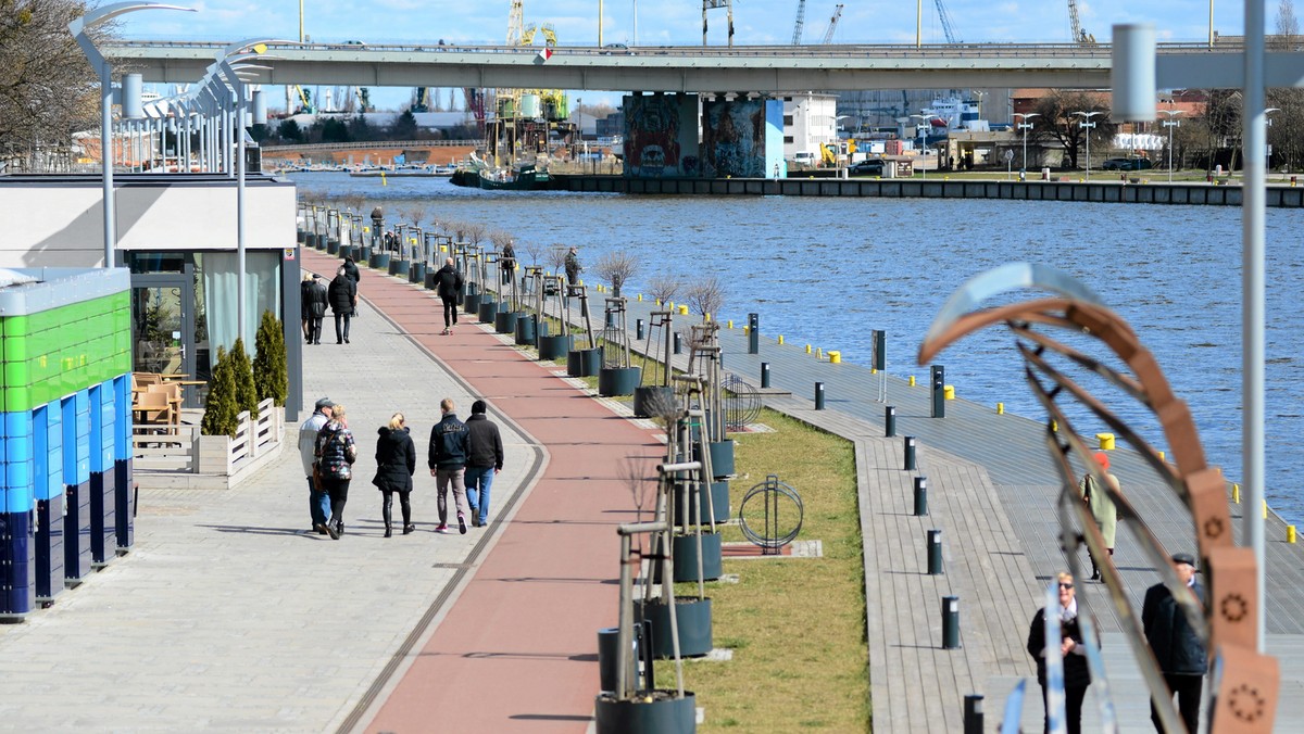 Ustawa o wychowaniu w trzeźwości nie definiuje pojęcia ulicy, placu, parku czy bulwaru. W Szczecinie straż miejska na bulwarach interweniowała 64 razy wystawiając 41 mandaty. Słusznie?