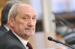 Macierewicz nie odpowie za ujawnienie informacji o żołnierzach WSI. Sprawę umorzono