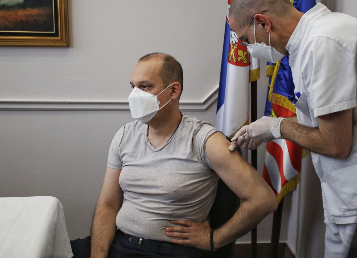 NIJE NIŠTA BOLELO&quot; Lončar prvi u Srbiji primio kinesku vakcinu, pa otkrio  da Krizni štab danas raspravlja o NOVOM SOJU VIRUSA (FOTO)