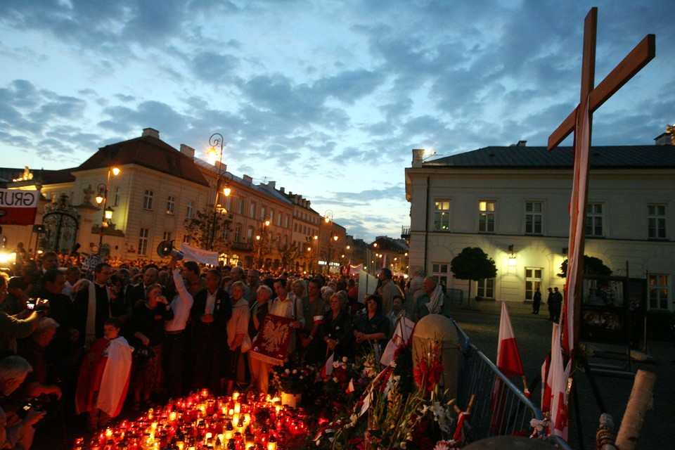 WARSZAWA KRZYŻ POD PAŁACEM PREZYDENCKIM MARSZ PAMIĘCI