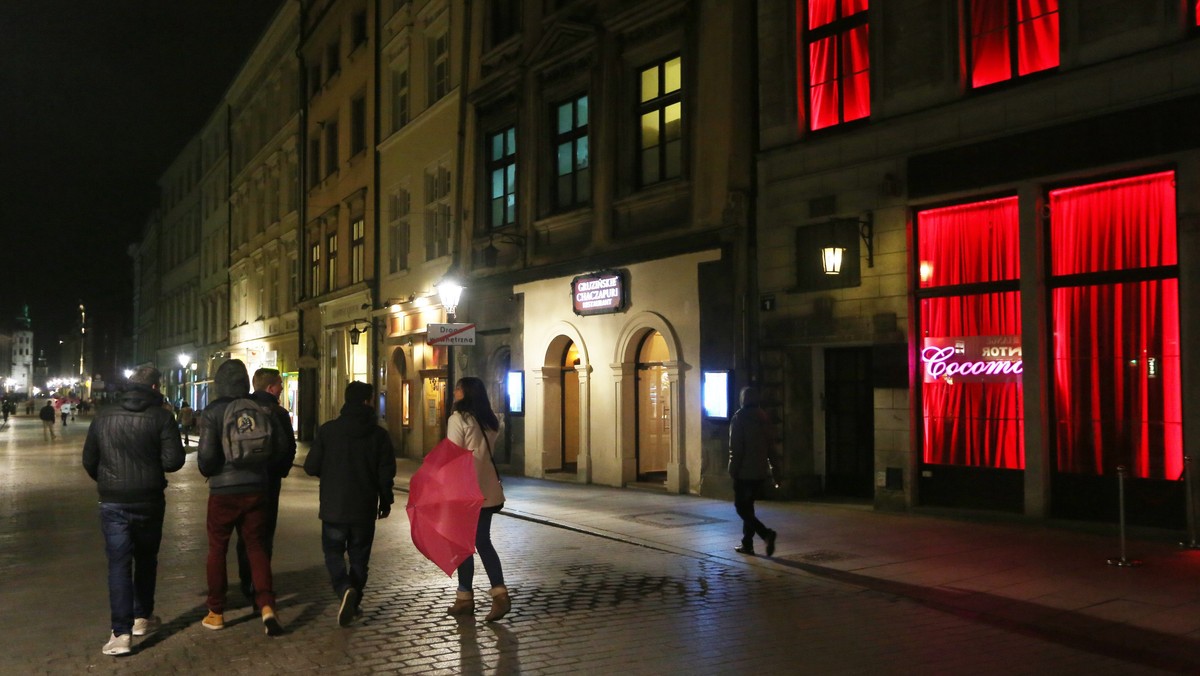 Takie opinie słychać po tym, gdy jedna z kamienic przy ulicy Grodzkiej zamieniła się w klub go-go. Mimo że na tym obszarze obowiązują zapisy o parku kulturowym, przed klubem dziewczyny z różowymi parasolami zachęcają do odwiedzenia nowego przybytku. - Kraków czerpie pośrednie korzyści z sutenerstwa - twierdzi dr Monika Bogdanowska, konserwator zabytków, członkini SKOZK.