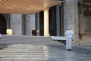 Papież Franciszek i pusty plac pod bazyliką świętego Piotra
