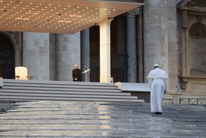 Papież Franciszek i pusty plac pod bazyliką świętego Piotra