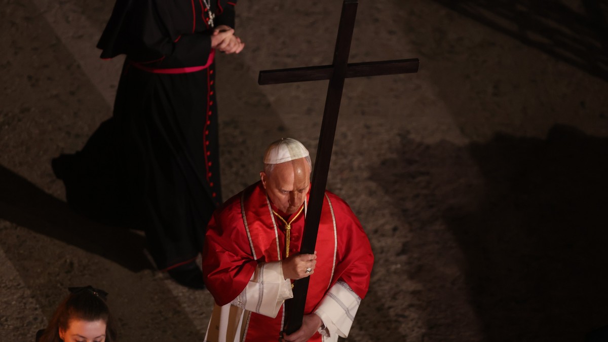 Papa Lav XIV lično nosio drveni krst kroz svih 14 stanica Krsnog puta u Koloseumu