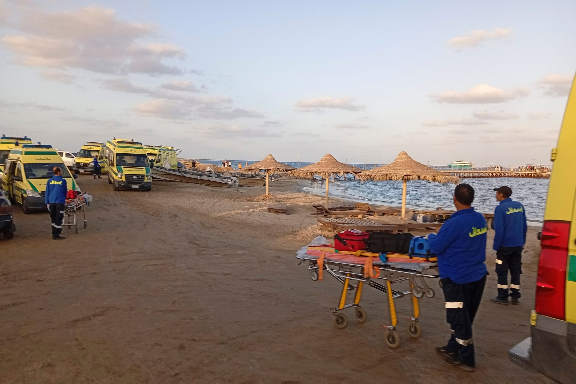 Záchranári čakajú na pláži v egyptskom meste Marsa Alam v pondelok 25. novembra 2024 po tom, čo sa v Červenom mori po varovaní pred rozbúreným morom potopila turistická jachta.