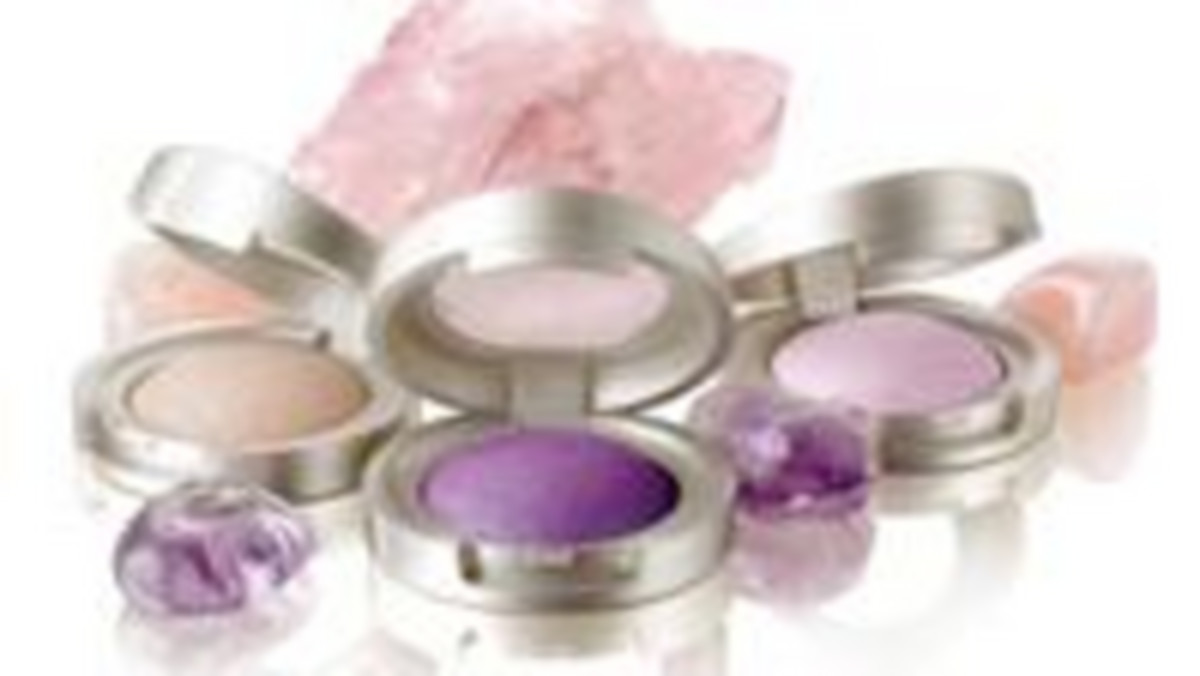 Mineralne cienie wypiekane do powiek Mineral Baked Eyeshadow 
Innowacyjna technologia wypiekania cieni mineralnych nie narusza skrzących perełek co sprawia, że cienie są błyszczące i lśnią na powiekach. Gładka i jedwabista konsystencja zapewnia łatwą i szybką aplikację. Bezzapachowe, nie zawierają konserwantów ani olejków mineralnych.
Składniki aktywne:- witamina E - chroni przed szkodliwym działaniem wolnych rodników- witamina C - dodaje skórze witalności - lecytyna - pielęgnuje i zmiękcza skórę powieki- kaolin - wchłania nadmiar sebum, daje uczucie miękkiej i gładkiej skóry- tlenek srebra - wykazuje właściwości przeciwbakteryjne
Cena: 42 zł