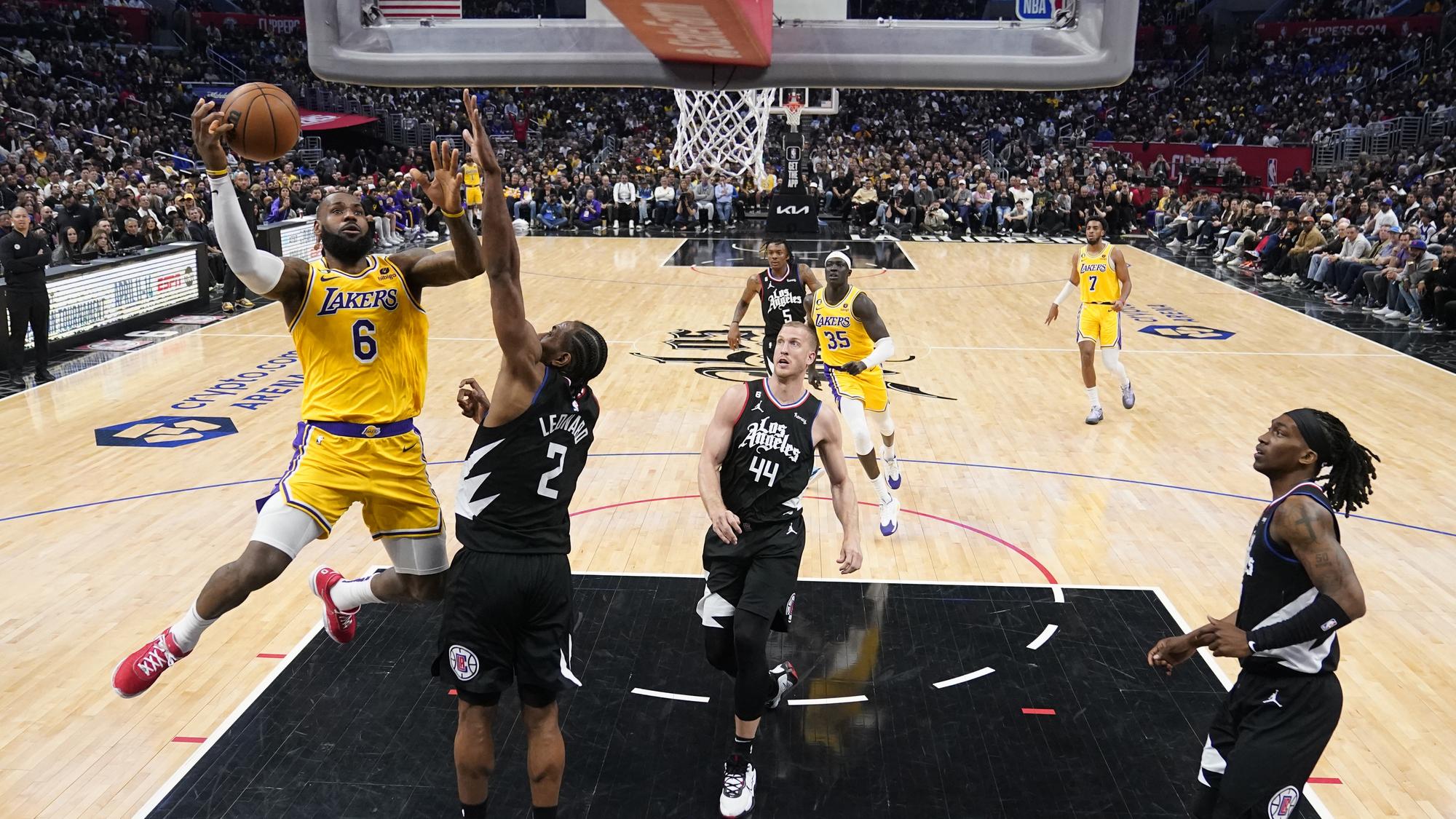 VIDEO: NBA: Milwaukee vyhralo základnú časť. Lakers padli na palubovke  Clippers