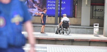 Podczas ewakuacji dworca niepełnosprawny został uwięziony na peronie. Absurdalne tłumaczenie PKP