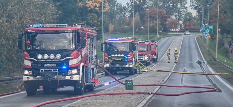 Potężny pożar hali w Rusocinie. Zablokowana DK91