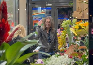 Rale kupuje Ani Nikolić cveće