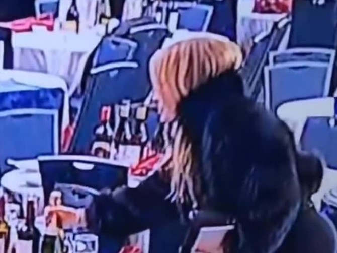 Šok: Žena odnosi skupoceno piće nakon što su sevali meci na večeri za dopisnike iz Bele kuće