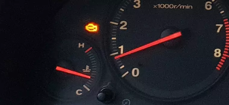 Kontrolka check engine. Co dokładnie znaczy i co należy zrobić, gdy się świeci?