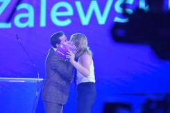 Zalewski całuje Kamińskiego i w ostrych słowach uderza w rząd