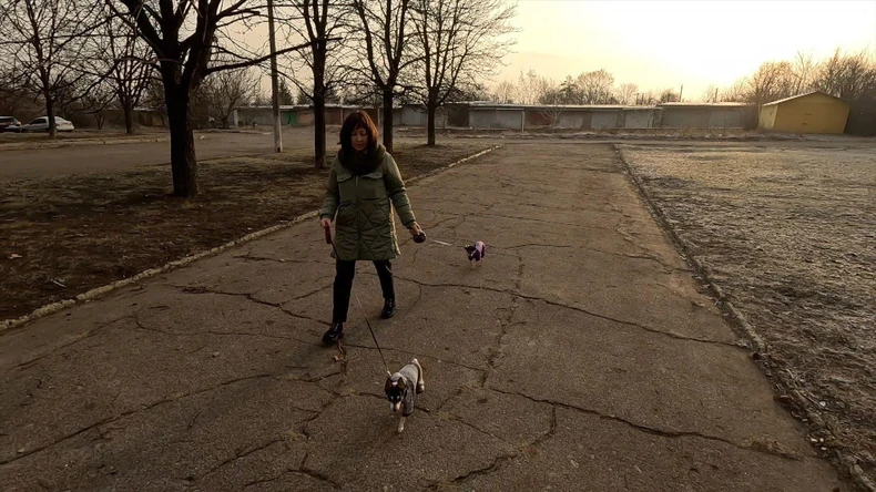 Vita kaže da više nikada ne želi da napusti rodni grad, gde je njena prabaka u blizini kuće posadila stabla kajsije. | Foto: BBC