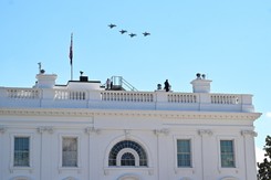 Myśliwce nad Białym Domem. Tak oddano hołd Polsce oraz zmarłemu pilotowi F-16 Krakowianowi