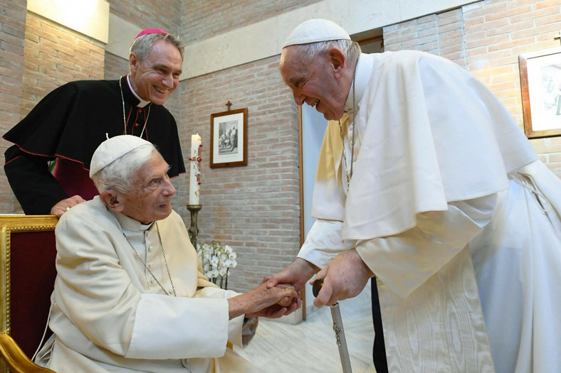 Papież Franciszek i Benedykt XVI w sierpniu 2022 r.