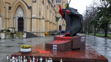 Ile osób znieważyło pomnik Jana Pawła II w Łodzi? "Trwają poszukiwania"