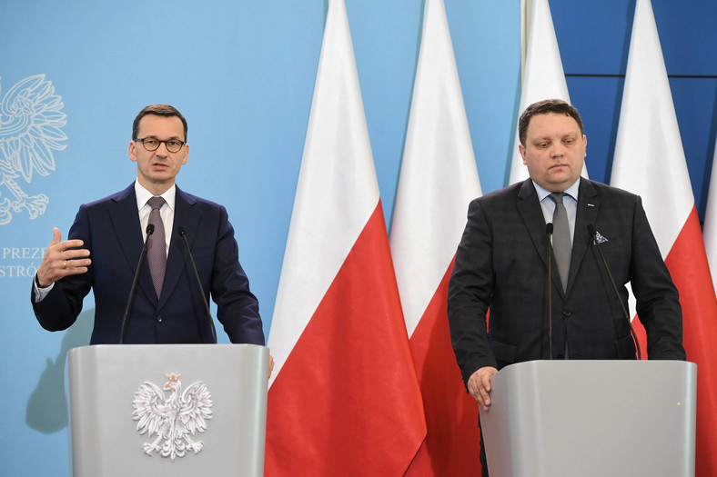 Premier RP Mateusz Morawiecki (L) i prezes zarządu KGHM Polska Miedź Marcin Chludziński (P)
