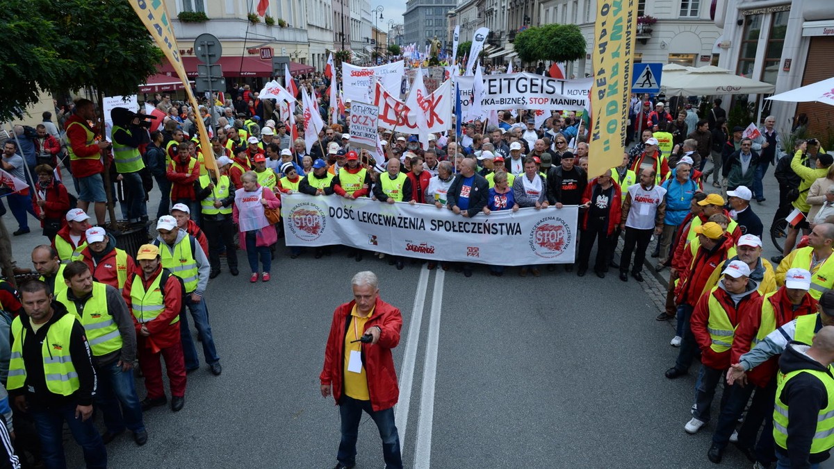 Liderzy Solidarności, OPZZ i FZZ chcą, by prezydent Bronisław Komorowski włączył się w rozwiązanie konfliktu z rządem i podjął wysiłek na rzecz "odbudowania dialogu społecznego". Zaapelowali o to w petycji, którą złożyli w sobotę w Pałacu Prezydenckim.