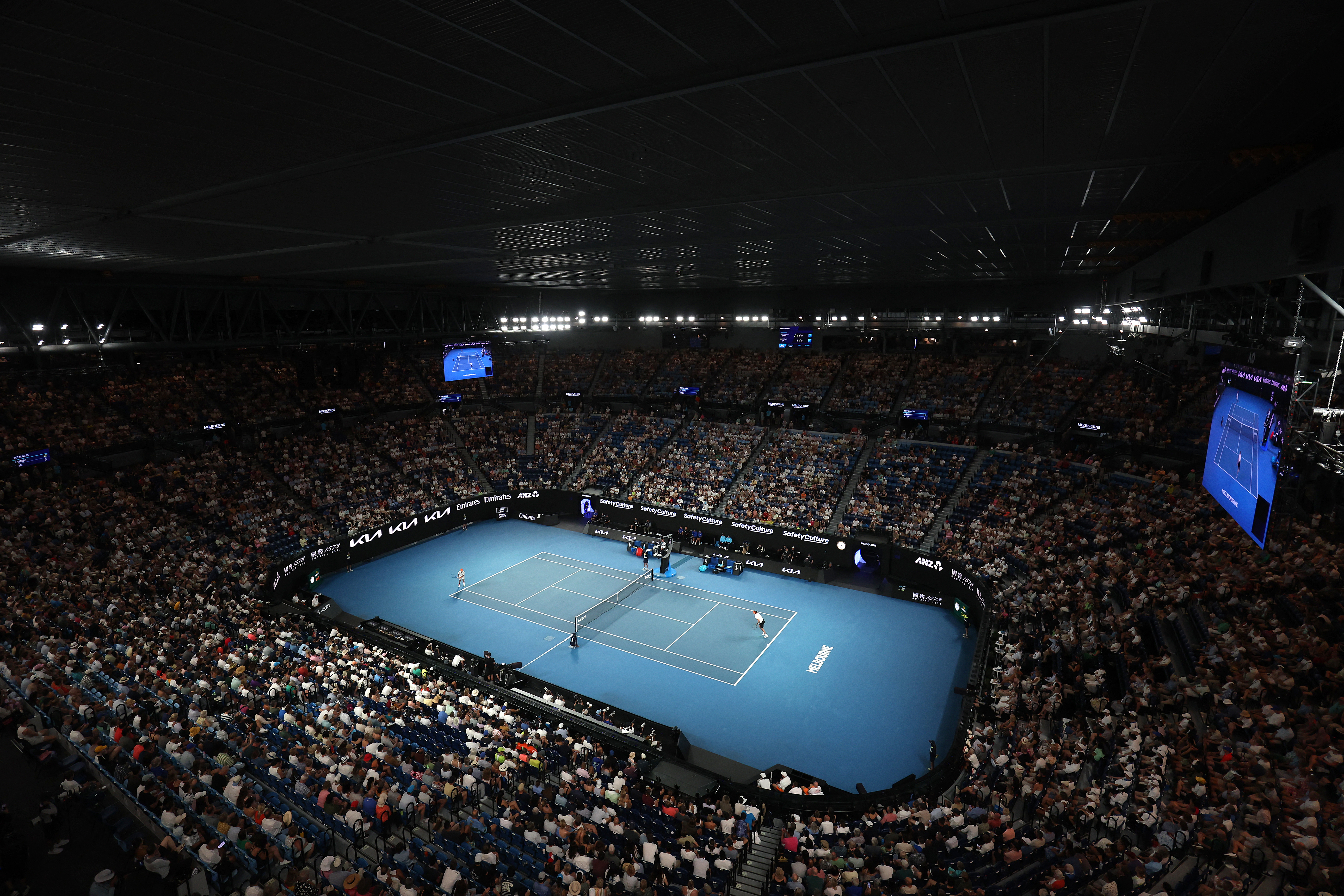 45°C forces Australian Open to close roofs as Melbourne suffers hottest day in 17 years