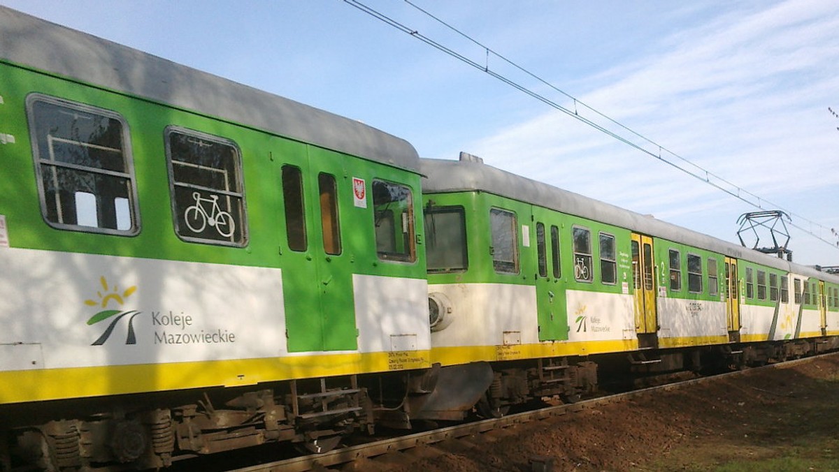 Do tragedii doszło pod Warszawą. Mężczyzna został potrącony przez rozpędzony pociąg. Zginął na miejscu. W zderzeniu z lokomotywą jego ciało zostało zmasakrowane, nie miał też przy sobie żadnych dokumentów, dlatego są problemy z ustaleniem jego tożsamości. Policja apeluje o pomoc.