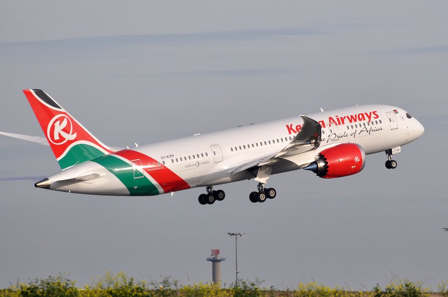 Logo Kenya Airways łączy narodowe barwy Kenii oraz stylizowaną literę "K"