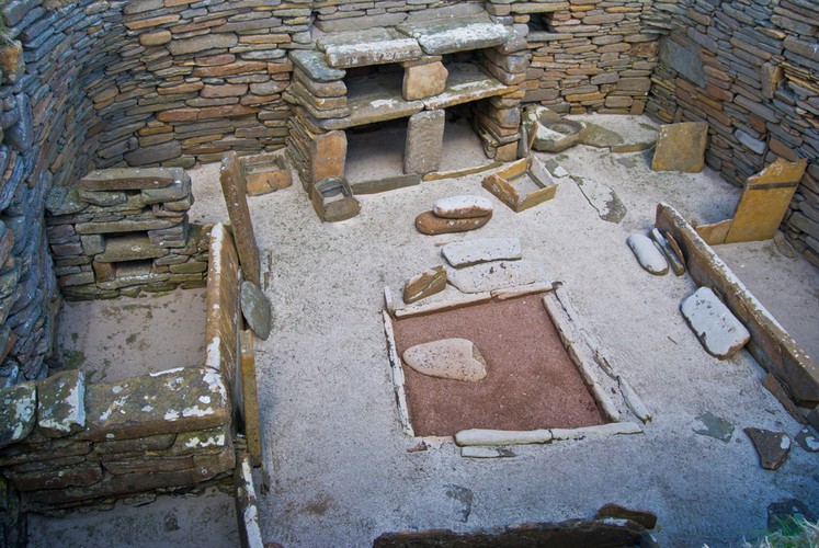 Skara Brae – dobrze zachowane osiedle neolityczne, znajdujące się u wybrzeży Szkocji, na jednej z wysp archipelagu Orkadów. Osada składa się z 8 kamiennych domostw. Archeolodzy oceniają, że Skara Brae było zamieszkiwane przez 600 lat od ok. 3100 roku p.n.e.
