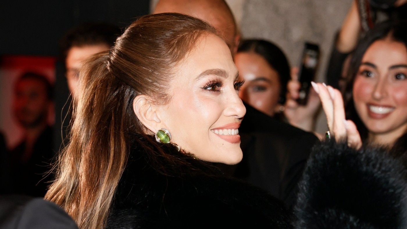 Jennifer Lopez, cu lenjeria intimă la vedere. A purtat o rochie neagră din dantelă, transparentă