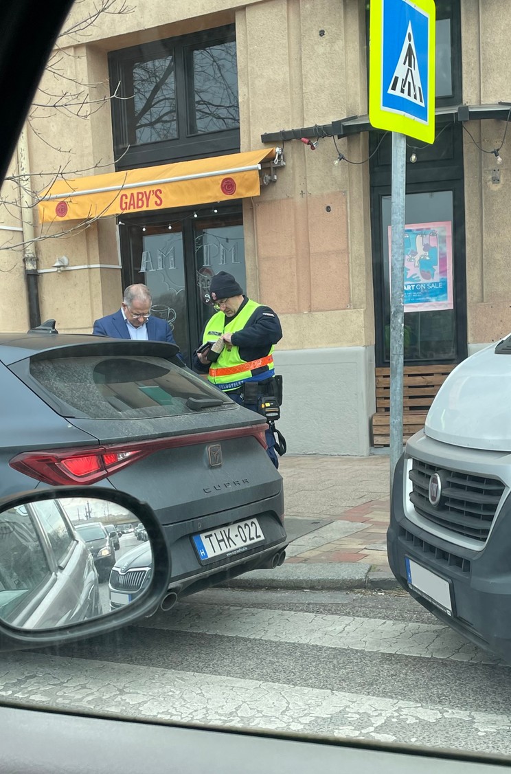 Kósa Lajost éppen megbünteti a közterület-felügyelet a zebrán parkolásért / Fotó: Olvasó-riporter