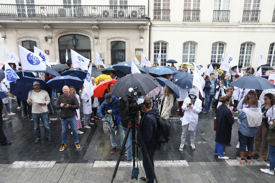 Trwa protest lekarzy przed siedzibą Ministerstwa Zdrowia