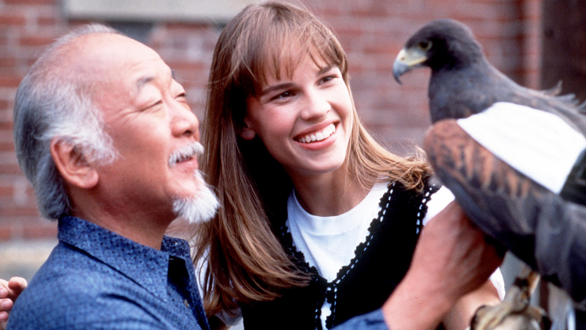 Noriyuki "Pat" Morita jako pan Miyagi i Hilary Swank, 1994 r.