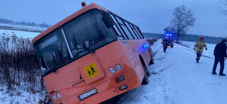 Autobus z dziećmi wjechał do rowu. 13-latka trafiła do szpitala