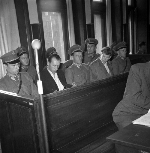 Proces Jerzego Paramonowa (trzeci od lewej) i Kazimierza Gaszczyńskiego (fot. Zdzisław Lubczyński / FORUM)