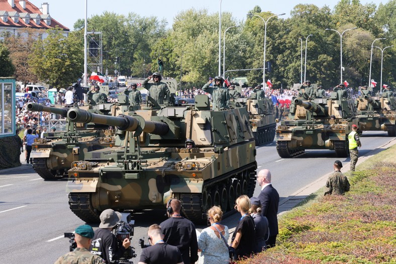 Warszawa, 15.08.2025. Defilada wojskowa na warszawskiej Wisłostradzie, w ramach obchodów Święta Wojska Polskiego, 15 bm. Tegoroczna defilada wojskowa odbywa się pod hasłem „Dziękujemy za Waszą służbę”. (mr) PAP/Rafał Guz