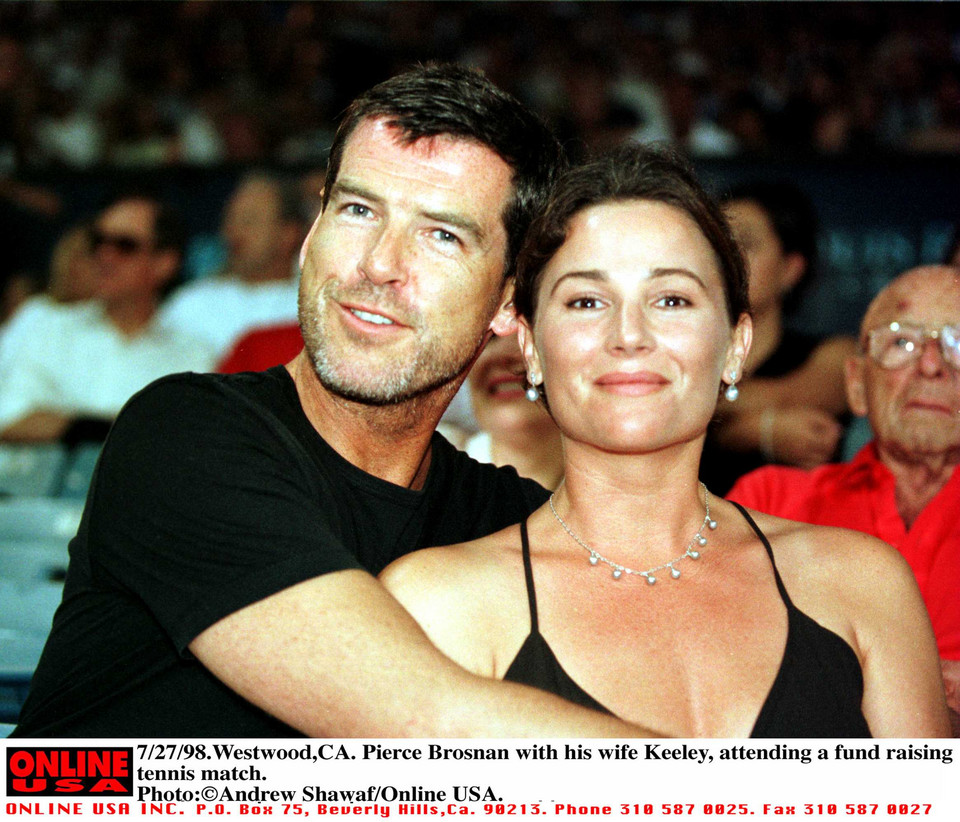Pierce Brosnan y Kelly Shaye Smith en 1998