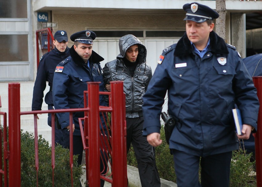 Policajci odvode uhapšenog Jovanovića