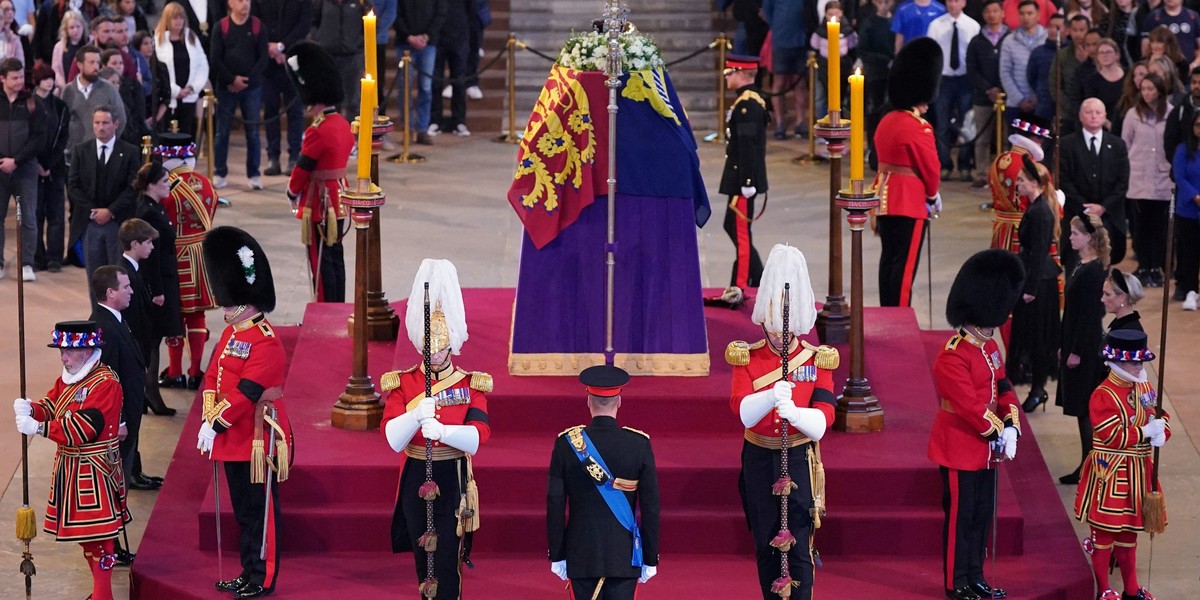 Ośmioro wnucząt królowej czuwało przy jej trumnie w Westminster Hall.