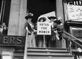 Amerykańskie sufrażystki, w tym Trixie Friganza, podczas protestów w Nowym Jorku w 1908 r.