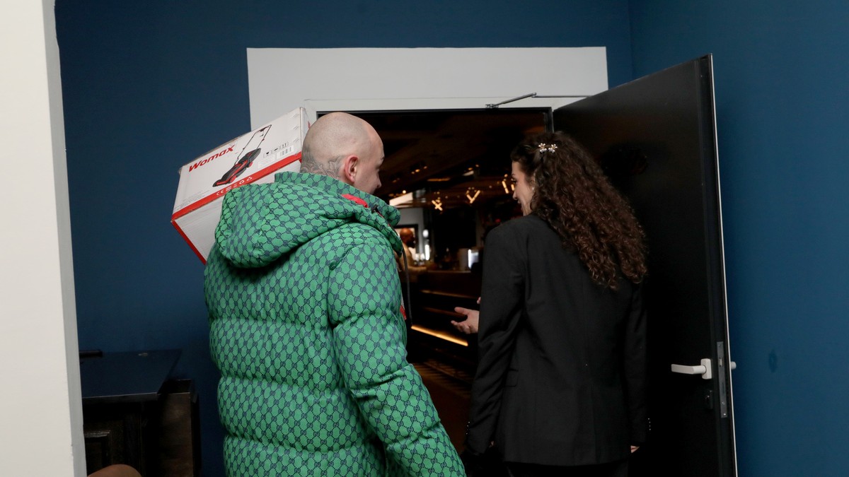 Nikada nećete pogoditi šta je Desingerica poklonio Ognjenu Amižiću povodom rođenja ćerke: I voditelj ostao u šoku (FOTO) Kép