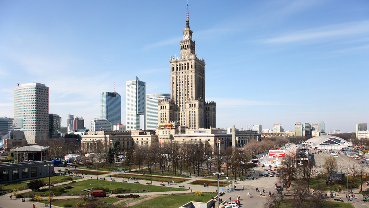 Nawet kilkaset tysięcy osób pracujących i mieszkających w Warszawie nie rozlicza tutaj swojego podatku dochodowego PIT - szacuje stołeczny ratusz i adresuje do nich kampanię "Bez PITU PITU", która ma zachęcać, by dołączyli do grona stołecznych podatników.