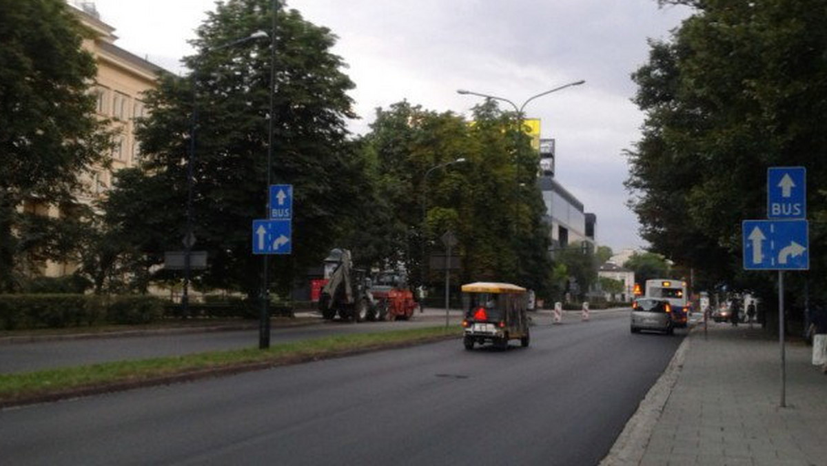 Ulica Czarnowiejska w Krakowie do poprawki. Świeżo po remoncie kierowcy zauważyli, że asfalt przy dojeździe do Alei Trzech Wieszczów jest pofalowany - informuje Radio Kraków.