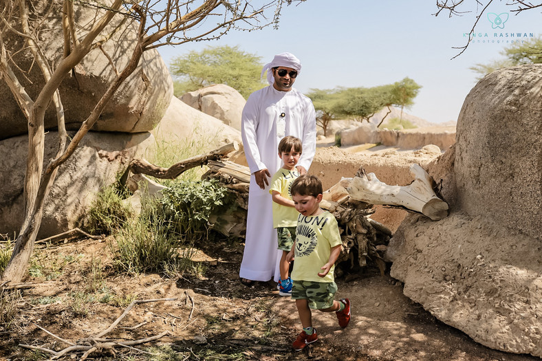 Synowie pani Kingi z przewodnikiem podczas wycieczki w Al Ain Zoo