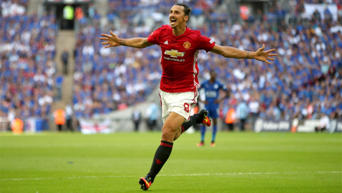 Szwedzki napastnik świetnie zadebiutował w Manchesterze United. Zlatan Ibrahimović w pierwszym występie strzelił gola, który zapewnił zespołowi wygraną w meczu o Tarczę Wspólnoty. - Nie jestem arogancji, ale pewny siebie - powiedział 34-latek odnosząc się do słów jego byłego trenera z PSG Paula Clementa.