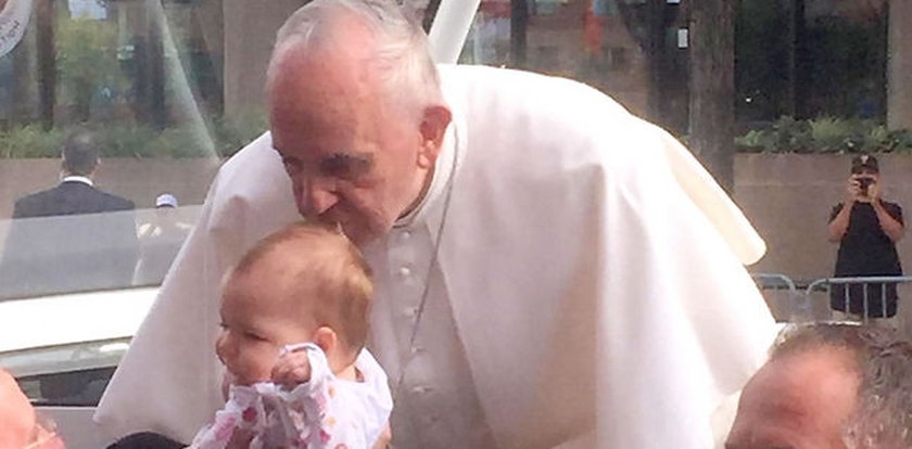 Papież ucałował główkę dziecka. Później wydarzył się cud