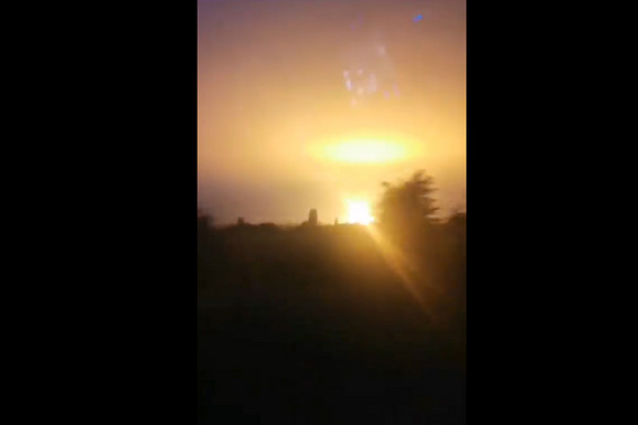 STRAVIČNA EKSPLOZIJA U BLIZINI OKSFORDA Ogromna vatrena lopta obasjala nebo, ljudi u strahu: "Sijalo je dva minuta, a onda je nestalo" (VIDEO)