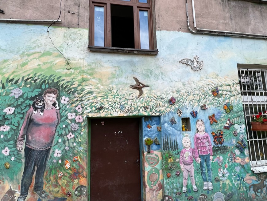 Mieszkańcy na muralach wokół ceramiki artystycznej