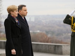 Nadszedł jej czas...? Satyna zastąpiła platynę na głowie Agaty Dudy!