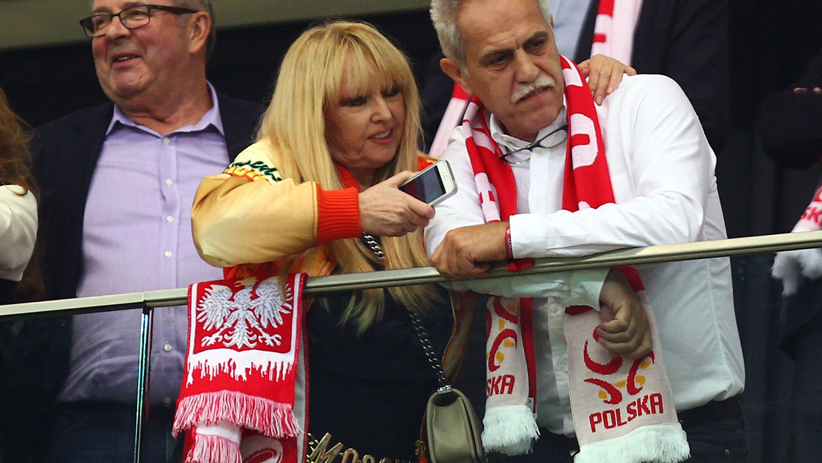 W sobotę na Stadionie Narodowym w Warszawie reprezentacja Polski pokonała Niemców 2:0 w meczu eliminacji mistrzostw Europy 2016. Podczas tego spotkania, które już zdążyło przejść do historii polskiej piłki nożnej, naszym kadrowiczom kibicowało wiele gwiazd, celebrytów i polityków. Zobaczcie koniecznie, kto z trybun wspierał Biało - Czerwonych.