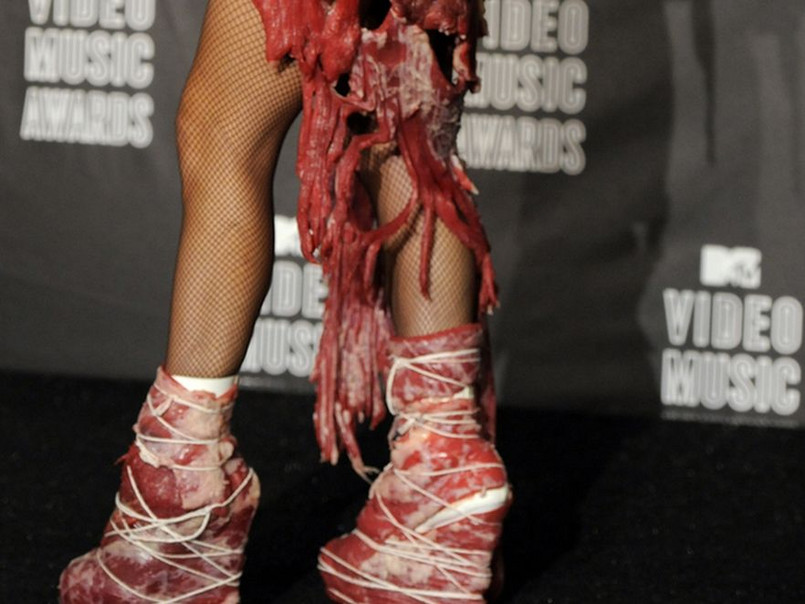 Lady GaGa ubrana w surowe mięso
